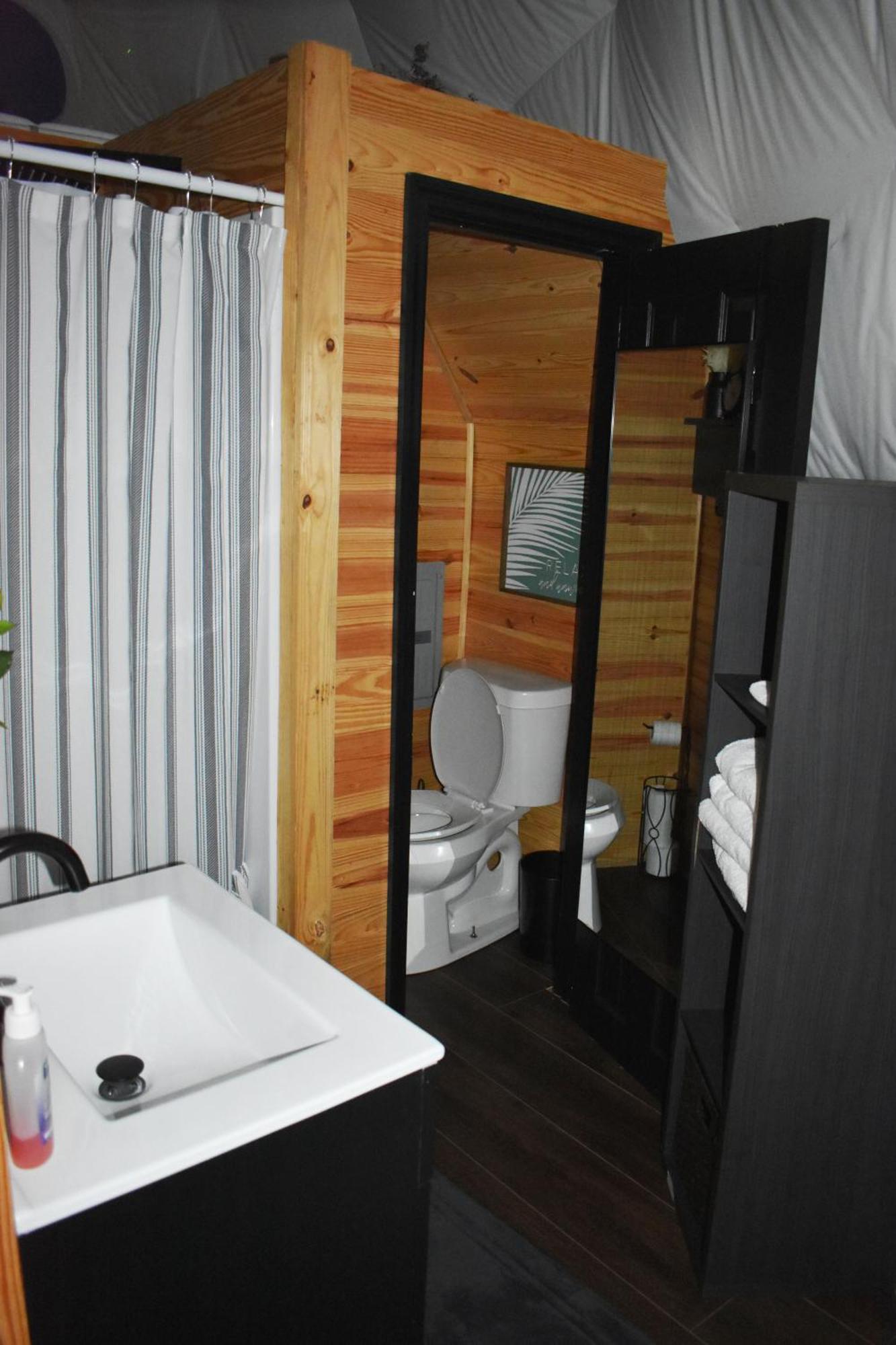 Waterfront Luxury Glamping Dome Hotel Rogersville Ngoại thất bức ảnh